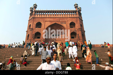 Menschen verlassen die Jama Masjid nach dem Gebet Stockfoto