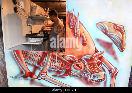 Graffiti an der Außenwand der kleine Snack-Bar in Favela Vila Operaria im Großraum Rio De Janeiro, Brasilien Stockfoto