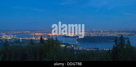 Vancouver BC Kanada Stadtbild mit Stanley Park und die Lions Gate Bridge Over Burrard Inlet am Abend blaue Stunde Panorama Stockfoto