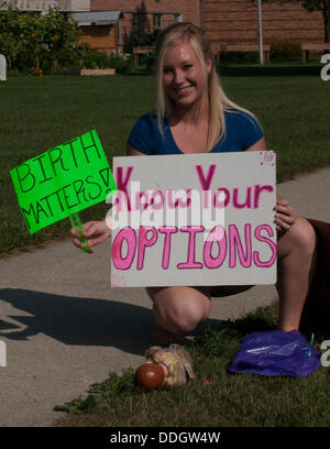 Columbus, Ohio. 11. Mai 2013, zeigt Jenna Simons ihre Unterstützung für Hausgeburt bei der Verbesserung Geburt Rallye. Stockfoto