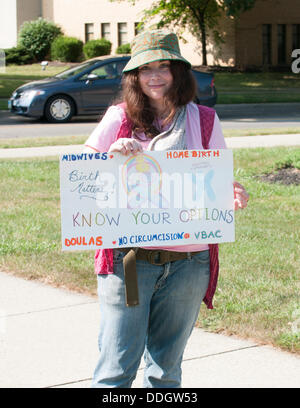 Columbus, Ohio. 11. Mai 2013, zeigt Jenna Simons ihre Unterstützung für Hausgeburt bei der Verbesserung Geburt Rallye. Stockfoto