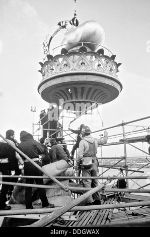 Arbeitnehmer zu senken die neu restaurierte Flamme und Geländer Montage auf Basis der Fackel der Statue of Liberty 25. November 1985 auf Liberty Island, NY. Die Restaurierung erfolgte zum hundertjährigen Jubiläum. Stockfoto