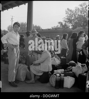 Woodland, Kalifornien. Familien von japanischer Abstammung mit ihrem Gepäck am Railroad Station erwartet... 537804 Stockfoto