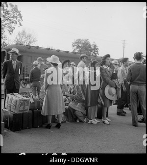 Woodland, Kalifornien. Familien von japanischer Abstammung mit ihrem Gepäck auf dem Bahnhof warten... 537805 Stockfoto