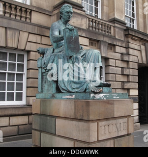 David Hume Statue außerhalb der High Court of Justiciary, Lawnmarket, Royal Mile in Edinburgh, Schottland Stockfoto