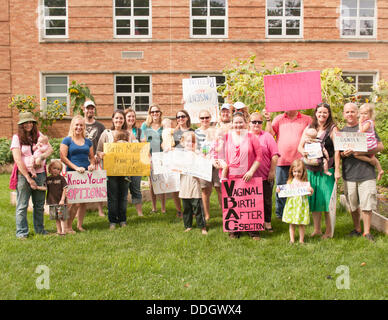 Columbus, Ohio. 11. Mai 2013, zeigt Jenna Simons ihre Unterstützung für Hausgeburt bei der Verbesserung Geburt Rallye. Stockfoto