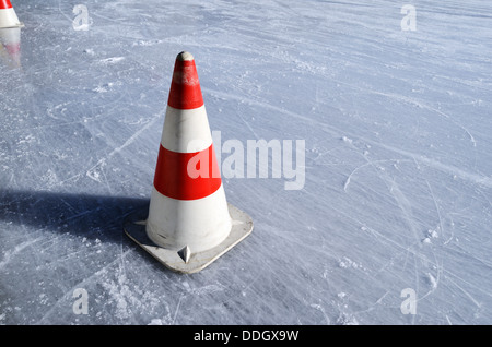 rot weiß gestreiften Kegel auf der Eisbahn, horizontale Stockfoto