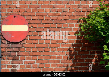 kein Eintrag Straßenschild auf einem gemauerten Wand und grünen Busch Stockfoto