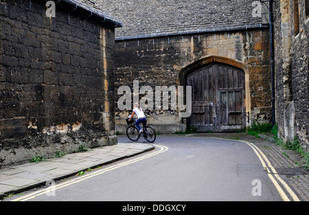 Eine Frau mit dem Fahrrad in zentrale Oxford, UK Stockfoto