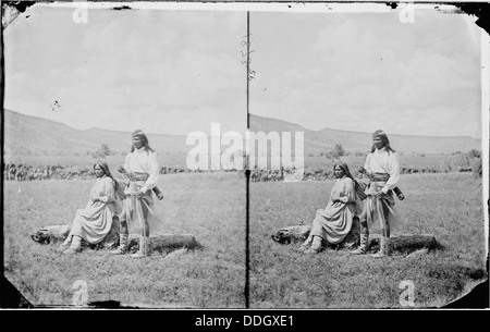 Young-Apache-Krieger und seine Squaw in der Nähe von Camp Apache, Arizona 1873 519782 Stockfoto