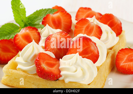 Belgische Waffel mit geschlagener Sahne und frischen Erdbeeren Stockfoto