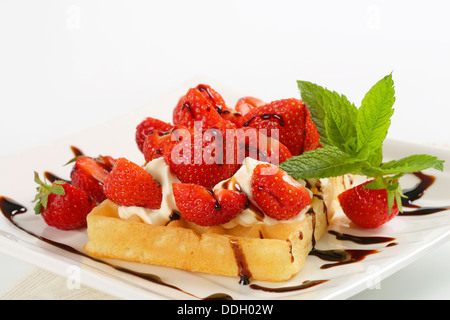 Belgische Waffel mit geschlagener Sahne und frischen Erdbeeren Stockfoto