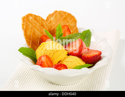 Eis mit frischen Erdbeeren und dünne Waffeln Stockfoto