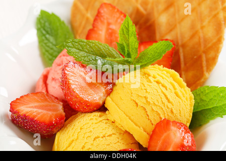 Eis mit frischen Erdbeeren und dünne Waffeln Stockfoto