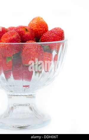 Erdbeeren in Glasschüssel auf weißem Hintergrund, selektiven Fokus Stockfoto