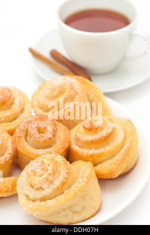 Brötchen-Brötchen mit Tasse Tee Stockfoto