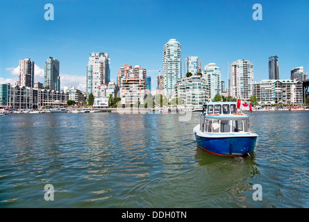 Eine Personenfähre ist pendelt zwischen Granville Island und Vancouver downtown. Stockfoto