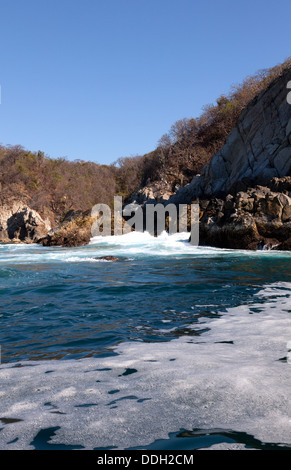 Huatulco, Mexiko: Vertikale Ansicht von Oaxaca die zerklüfteten Pazifikküste. Die Lage ist Parque Nacional Huatulco. Stockfoto