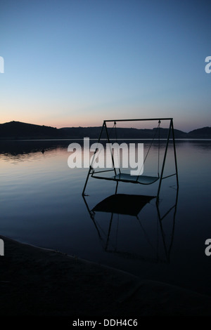 leere schwingen im Wasser am Martignano See in der Nähe von Bracciano, Italien Stockfoto