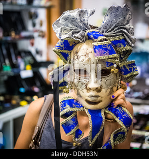 Junge Frau trägt eine venezianische Karnevalsmaske Stockfoto