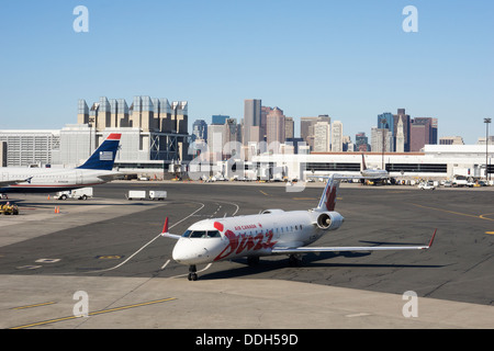 Kanadische Flugzeug anreisen am Logan International Airport in Boston Stockfoto
