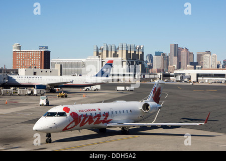 Kanadische Flugzeuge parkten auf dem Vorfeld am Logan International Airport in Boston Stockfoto