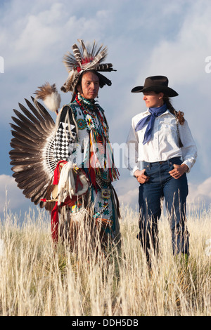 Cowgirl mit nativen amerikanischen Mann, der traditionelle Cheyenne Outfit Stockfoto