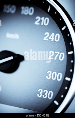 Nahaufnahme Bild von einem Tachometer im Auto Stockfoto