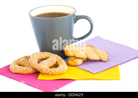 Tasse Tee, Kekse und Zwieback isoliert auf weißem Hintergrund. Stockfoto