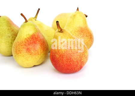 Reife Birnen isoliert auf weißem Hintergrund. Stockfoto