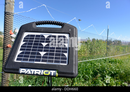 Solar-Panel ein Elektrozaun auf einer Farm in Oregon Wallowa Valley macht vorsieht. Stockfoto