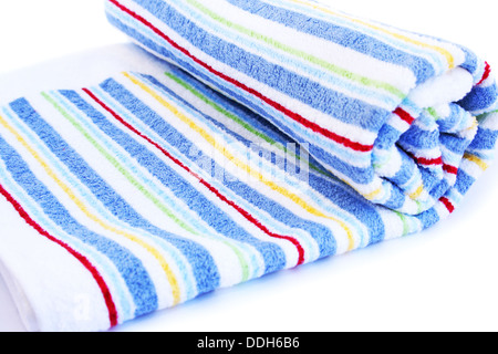 Buntes Handtuch isoliert auf weißem Hintergrund. Stockfoto