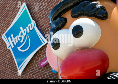 Das Hauptquartier der Spielzeughersteller Hasbro, mit einem riesigen Mr. Potato Head-Figur. Stockfoto