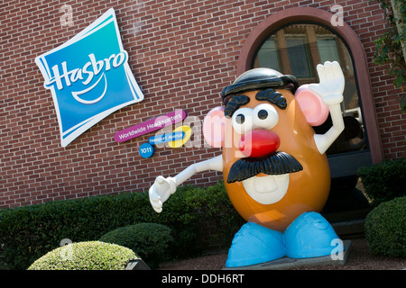 Das Hauptquartier der Spielzeughersteller Hasbro, mit einem riesigen Mr. Potato Head-Figur. Stockfoto