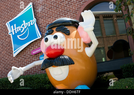 Das Hauptquartier der Spielzeughersteller Hasbro, mit einem riesigen Mr. Potato Head-Figur. Stockfoto