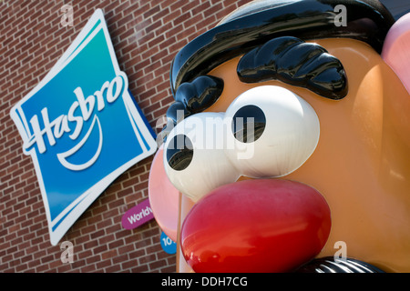 Das Hauptquartier der Spielzeughersteller Hasbro, mit einem riesigen Mr. Potato Head-Figur. Stockfoto