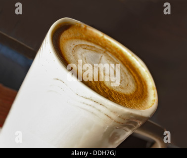 Amerikanischer Kaffee, Cappuccino in die alte Tasse mit leckeren dicken Crema Herzform Stockfoto