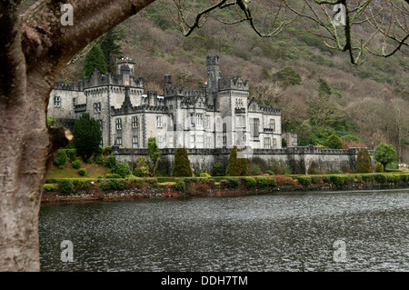 Kylemore Abbey ist ein Benediktinerkloster im Jahre 1920 auf dem Gelände Kylemore Castle in Connemara, Co. Galway, Irland gegründet. Stockfoto