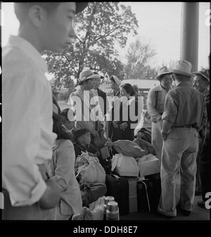 Woodland, Kalifornien. Familien von japanischer Abstammung mit ihrem Gepäck am Railroad Station erwartet... 537803 Stockfoto