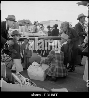 Woodland, Kalifornien. Familien von japanischer Abstammung mit ihrem Gepäck am Railroad Station erwartet... 537806 Stockfoto