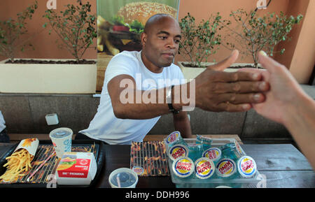 Sao Paulo, Brasilien. 02. September 2013. MMA-Kämpfer, Anderson Silva, ehemaliger Mittelgewichts-Champion der UFC, besucht eine Werbeveranstaltung von Burger King im Westen Sao Paulo, südöstlichen Brasilien, am 2. September 2013. Foto: ROBSON FERNANDJES/ESTADAO CONTUEUDO Credit: Dpa picture-Alliance/Alamy Live News Stockfoto