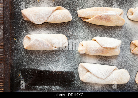 Vanille-Scones auf ein Backblech, Lebensmittel-Draufsicht Stockfoto