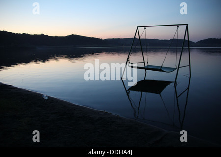 leere schwingen im Wasser am Martignano See in der Nähe von Bracciano, Italien Stockfoto