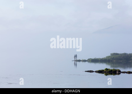 Forellenangeln am See Thingvallavatn, Südisland Stockfoto