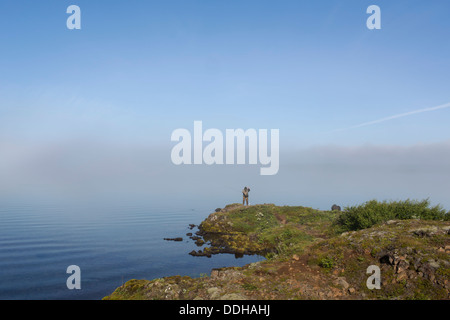 Man Fische fangen, Forellenangeln am See Thingvallavatn, Südisland Stockfoto