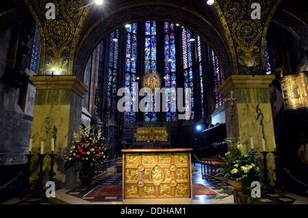 Innenansicht der Aachener Dom, auch genannt der Kaiserdom mit dem Altar in der Front und der Schrein der Heiligen Jungfrau dahinter. Bild aufgenommen am 27. August 2013 in Aachen, Nordrhein-Westfalen. Stockfoto