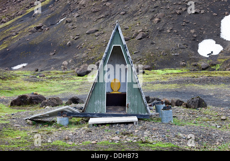 Überraschungsfigur Toilette unterhalb des Berges Strutur Island Stockfoto