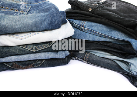 Stapel von bunten Jeans isoliert auf weißem Hintergrund. Stockfoto