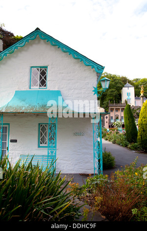 Weiß lackiertes Steinhaus auf der zentralen Piazza, Potmeirion Dorf Stockfoto