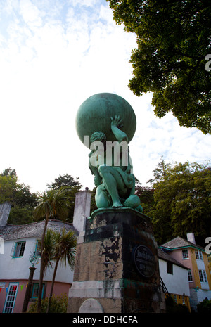 Statue des Herkules von William Brodie von 1863 die steht am Herkules Square, Portmeirion Stockfoto